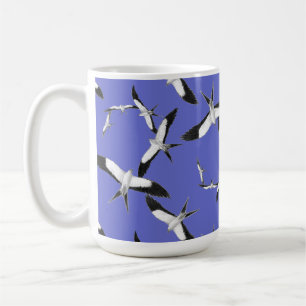 Mit schlucksängerischer Kites-Tasse steil in die  Kaffeetasse