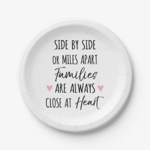 Mit Side oder Miles Apart Familien sind im Herzen Pappteller