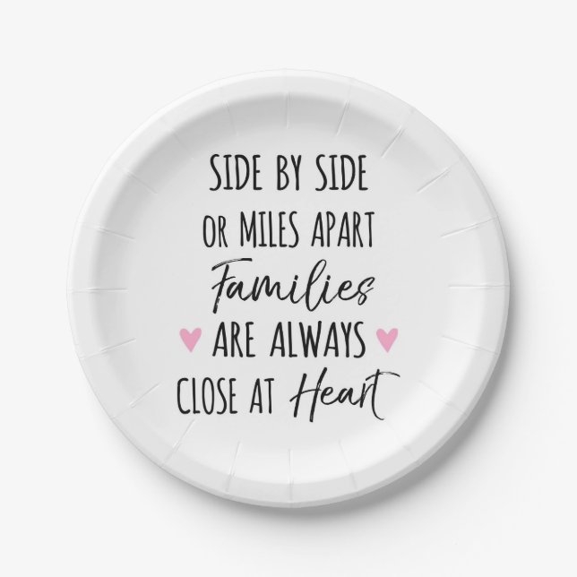 Mit Side oder Miles Apart Familien sind im Herzen  Pappteller (Vorderseite)