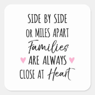 Mit Side oder Miles Apart Familien sind im Herzen  Quadratischer Aufkleber