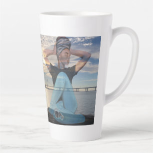 Mit Sonnenlicht und Latte-Tasse Milchtasse