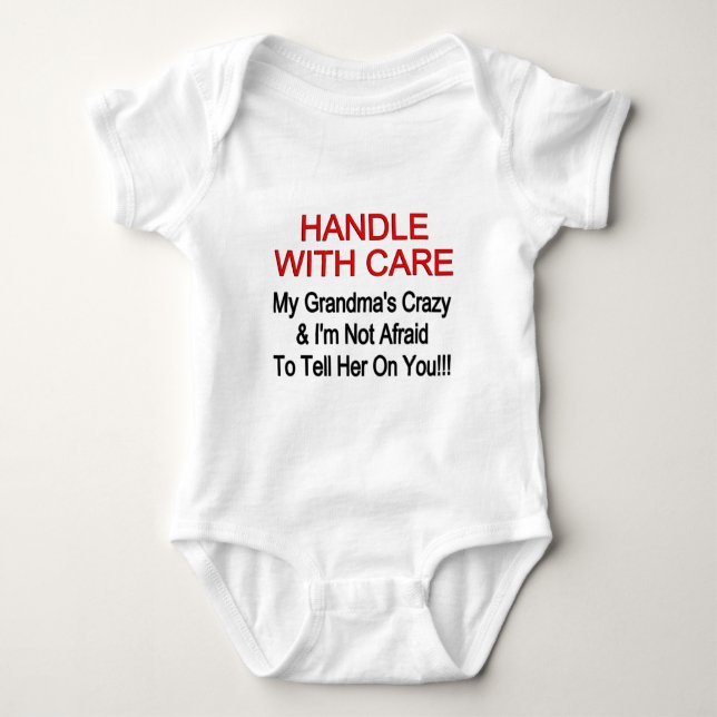 Mit Sorgfalt umgehen meine Oma verrückt Baby Strampler (Vorderseite)