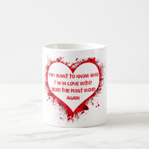 Mit wem ich in Liebe bin, lustiger Text in rotem H Kaffeetasse