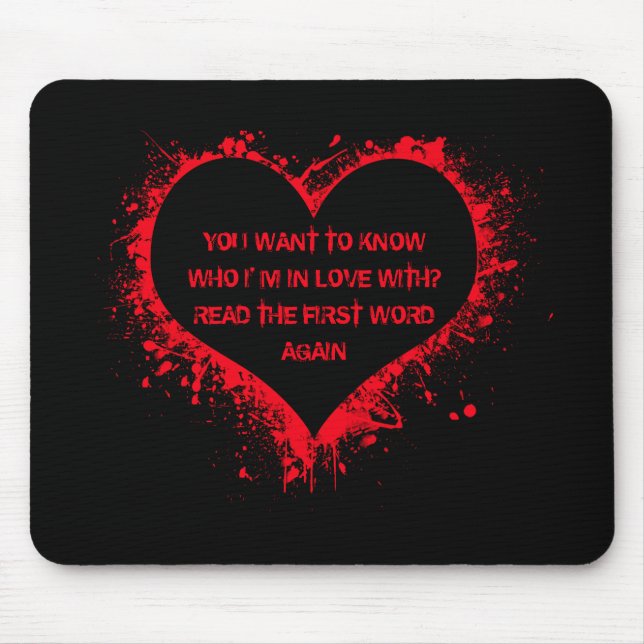Mit wem ich in Liebe bin, lustiger Text in rotem H Mousepad (Vorne)