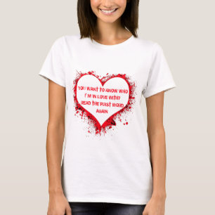 Mit wem ich in Liebe bin, lustiger Text in rotem H T-Shirt