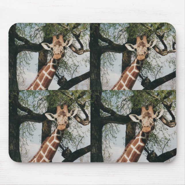 Mit Ziegeln gedeckte niedliche Giraffe Mousepad (Vorne)