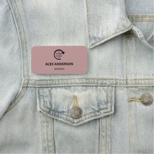 Mitarbeiter der Firma für benutzerdefinierte Logos Namensschild