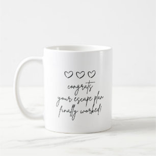Mitarbeiter, der lustig verlasse kaffeetasse