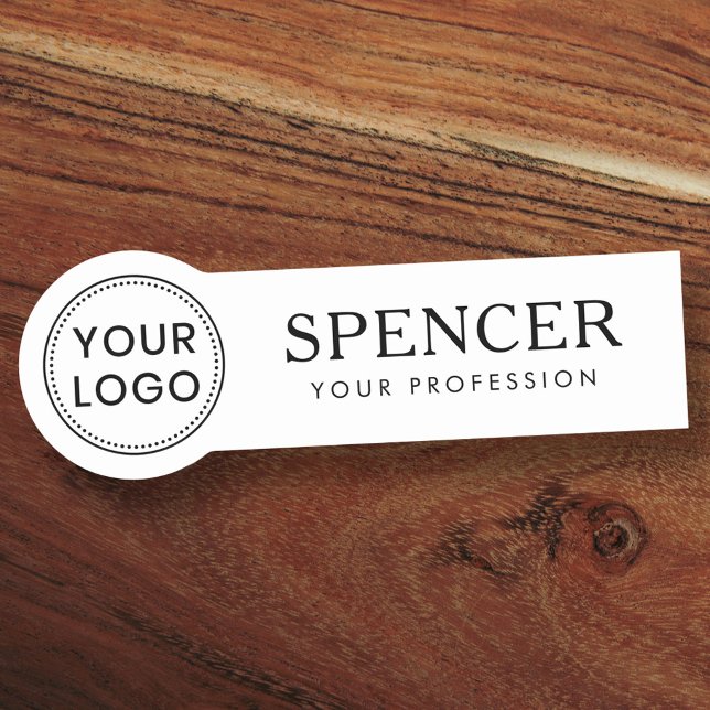 Mitarbeiter des Unternehmens mit eigenem Logo in j Namensschild (Von Creator hochgeladen)