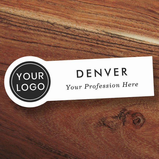 Mitarbeiter des Unternehmens mit eigenem Logo in j Namensschild (Von Creator hochgeladen)