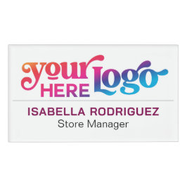 Mitarbeiter des Unternehmens mit Firmenlogo für be Namenschild