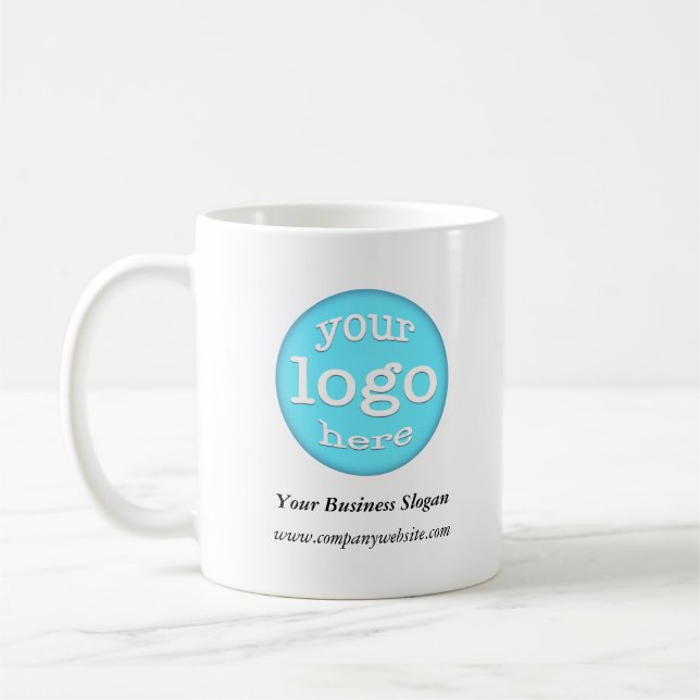 Mitarbeiter im Büro für kundenspezifische Firmenlo Kaffeetasse (Links)