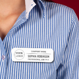 Mitarbeiter mit beruflichem Firmenlogo Namensschild