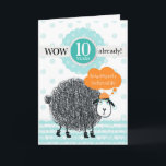 Mitarbeiterjubiläum 10 Jahre Spaß Schafe Karte<br><div class="desc">Das ist eine 10-jährige Jubiläumskarte mit einer wunderbar eigenartigen Schaf-Illustration, in der das Schaf einen orangefarbenen Kugelhut, grüne runde Brillen und trendige Schweißnähte trägt. Der Text oben lautet "WOW, 10 JAHRE, schon!", wobei die '10 JAHRE' in einem digital erzeugten Abzeichen-Effekt liegt. Darunter ist die Schafsmarbe, über der eine orangefarbene Sprechblase...</div>