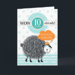 Mitarbeiterjubiläum 10 Jahre Spaß Schafe Karte<br><div class="desc">Das ist eine 10-jährige Jubiläumskarte mit einer wunderbar eigenartigen Schaf-Illustration, in der das Schaf einen orangefarbenen Kugelhut, grüne runde Brillen und trendige Schweißnähte trägt. Der Text oben lautet "WOW, 10 JAHRE, schon!", wobei die '10 JAHRE' in einem digital erzeugten Abzeichen-Effekt liegt. Darunter ist die Schafsmarbe, über der eine orangefarbene Sprechblase...</div>