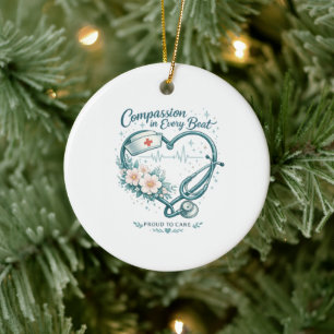 Mitgefühl in jedem Schlag - Nurse Heart Design Keramik Ornament