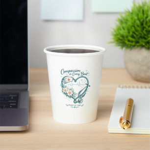 Mitgefühl in jedem Schlag - Nurse Heart Design Pappbecher