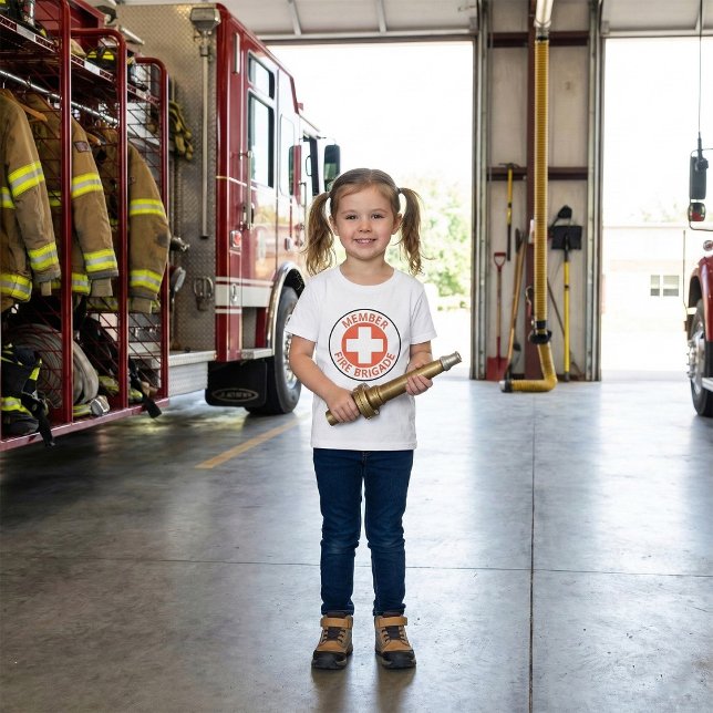 Mitglied-Feuerbrigadezeichen T-Shirt (Von Creator hochgeladen)