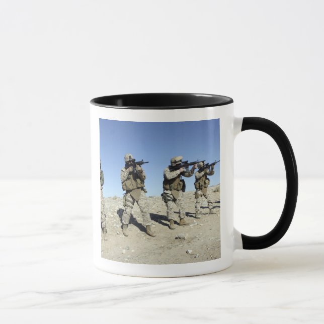 Mitglieder des militärischen Übergangsteams Tasse (Rechts)