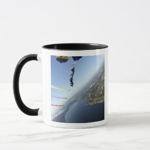 Mitglieder des US-Marine Parachute-Teams Tasse
