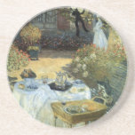 Mittagessen von Claude Monet, Vintager Impressioni Sandstein Untersetzer<br><div class="desc">Das Luncheon (1876) von Claude Monet ist ein Vintager Impressionismus, ein Kunstgemälde mit einem Picknick im Garten im Frühjahr und einem Nachmittagstee. Ein Kind spielt leise mit Spielzeug auf dem Boden. Über den Künstler: Claude Monet (1840-1926) war Gründer der französischen impressionistischen Malerei, wobei die meisten seiner Gemälde "en plein air"...</div>