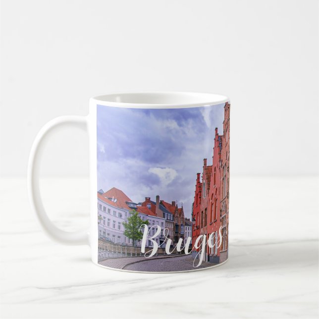 Mittelalterliche bunte Ziegelhäuser in Brügge, Bel Kaffeetasse (Links)