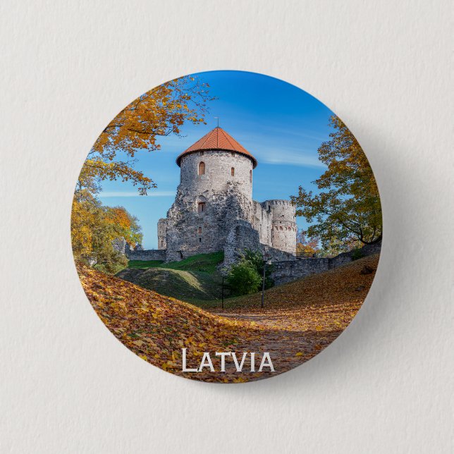 Mittelalterliche Burg umgeben von Wäldern Button (Vorderseite)
