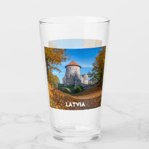 Mittelalterliche Burg umgeben von Wäldern Glas