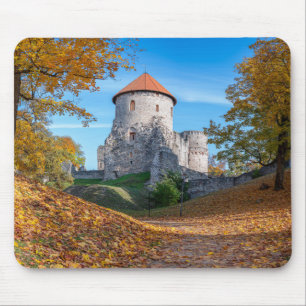 Mittelalterliche Burg umgeben von Wäldern Mousepad