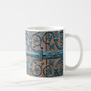 Mittelalterliche Holztore mit Basilika Kaffeetasse