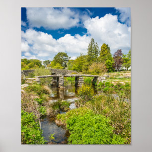 Mittelalterliche Klappbrücke über den Fluss Dartmo Poster