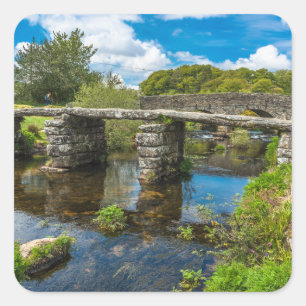 Mittelalterliche Klappbrücke über den Fluss Dartmo Quadratischer Aufkleber