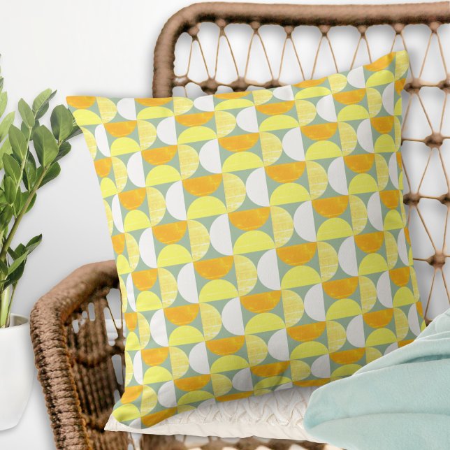 Mittelalterliche moderne Abstrakte Lichtkreise Kissen (A throw pillow with mid century modern design of semicircles in orange, yellow and white on green)