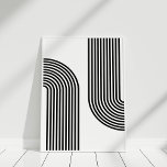 Mittelalterliche Moderne Abstrakte Schwarz-Weiß-Ku Poster<br><div class="desc">Entspannen Sie in Ihrem Wohnzimmer mit der eleganten und raffinierten Anziehungskraft dieses modernen Schwarz-Weiß-Abstrakte Kunstplakats aus dem Mittelalter. Dieses Stück verkörpert das Wesen des modernen Designs der Mitte des Jahrhunderts und verbindet Minimalismus mit kühlen, auffälligen Kontrasten, die mit Sicherheit Aufmerksamkeit erlangen. Das Poster zeichnet sich durch eine abstrakte Komposition geometrischer...</div>
