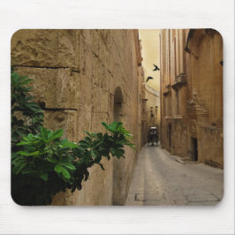 Mittelalterliche schmale Straße große Gebäude und  Mousepad