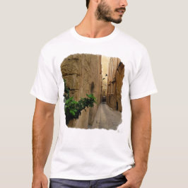 Mittelalterliche schmale Straße große Gebäude und  T-Shirt