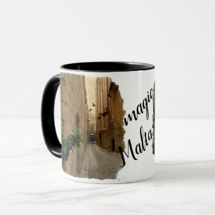 Mittelalterliche schmale Straße große Gebäude und  Tasse