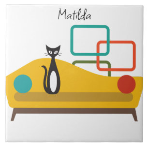 Mittelalterliche schwarz-weiße Katze auf dem Sofa. Fliese