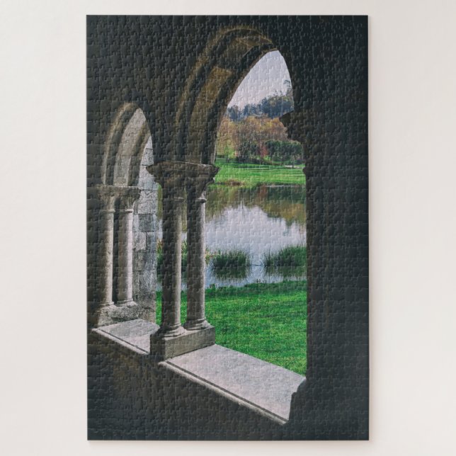 Mittelalterliches gotisches Kloster am See (Vertikal)