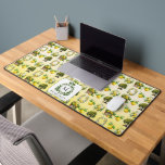 Mittelmeer-Aquarelllemon Schreibtischunterlage<br><div class="desc">In einem Muster, das für Königtum entworfen wurde, bringt diese Kreation die Freude an Zitronensein-Güte in einem mediterranen Stil kreierten Monogramm mit Ihrem Anfangs-und Namen. Das Muster enthält eine Gruppe von Zitronengrafiken, die in einem Tropfen auf einem gewaschenen Aquarellhintergrund entworfen wurden. Auf jeden Fall ein schönes und sonniges Lächeln. Composite...</div>