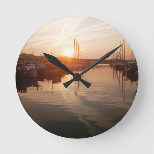 Mittelmeer Sonnenaufgang über der Marina-Mauer-Uhr Runde Wanduhr (Vorderseite)