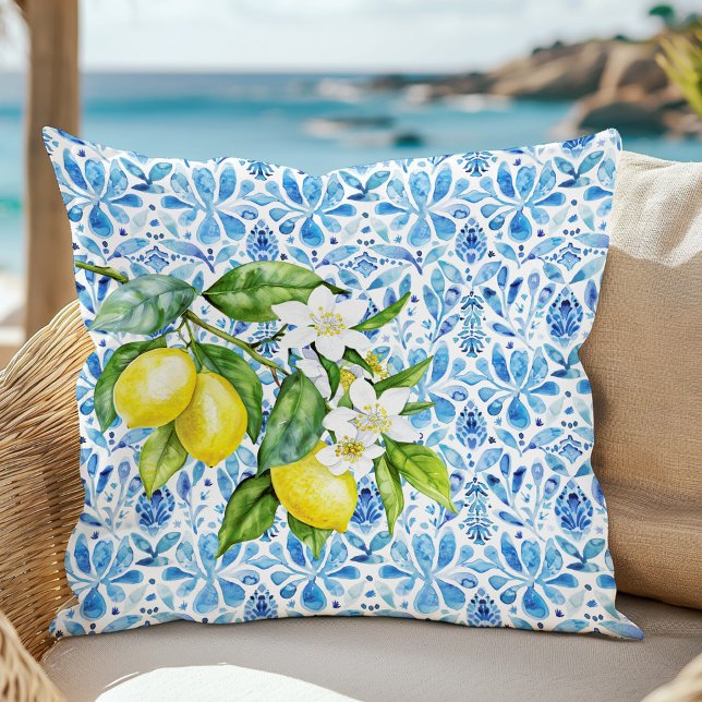 Mittelmeer-Zitrusfrüchte und blaue Fliesen Kissen (Mediterranean Citrus and Blue Tiles Throw Pillow in a sofa at a sunny beach.)