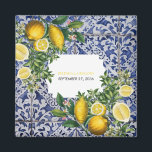 Mittelmeerlemonen Portugiesische Gastgeschenk Hoch Magnet<br><div class="desc">Handgemalte traditionelle Fliesen aus Portugal mit mediterranen Zitronen. Azulejo blaue und weiße Blumenblätterfliesen Kunstwerke. Ein wunderschönes mediterranes Design, das gelbe Zitronen mit Grün und Blüten im Vintagen portugiesischen Blau und Weiß darstellt. Der Hochzeitstext ist elegant gerahmt mit weißer geometrischer Form. Einzigartiges Design der Gastgeschenk Hochzeit Azulejo in Blau und Weiß...</div>