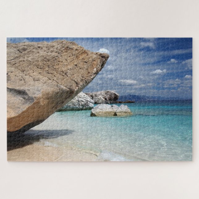 Mittelmeerstrand mit großen Felsen auf Sardinien (Horizontal)