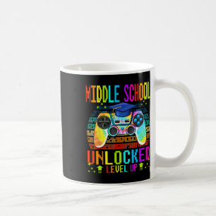 Mittelschüler-Gamer mit ungezwungenem Level-Up zur Kaffeetasse