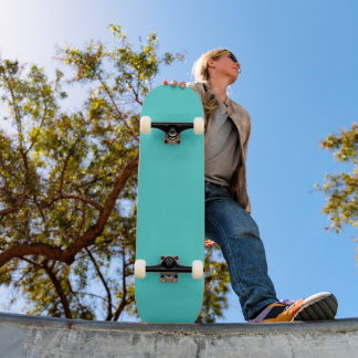 Mitteltürkisfarbener Hintergrund Skateboard