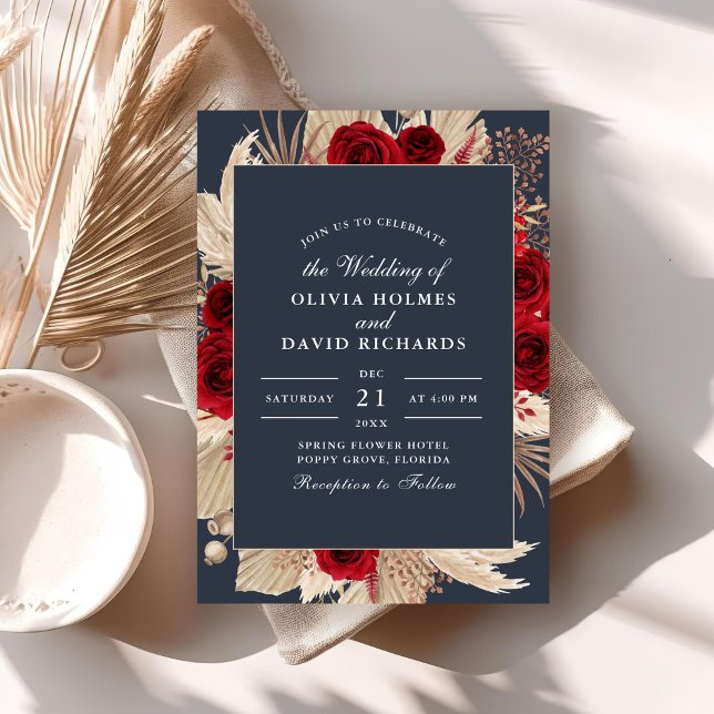 Mitternacht Blue Burgundy Rose Einladung Hochzeit (Midnight Blue Burgundy Roses Wedding Invitation on a boho table with dry palm leaf.)