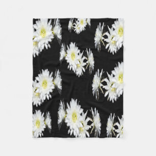 Mitternachtsblüten: Weiße Kakteen-Blume auf Schwar Fleecedecke