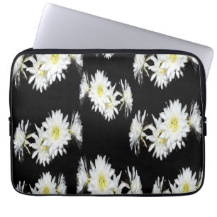 Mitternachtsblüten: Weiße Kakteen-Blume auf Schwar Laptopschutzhülle