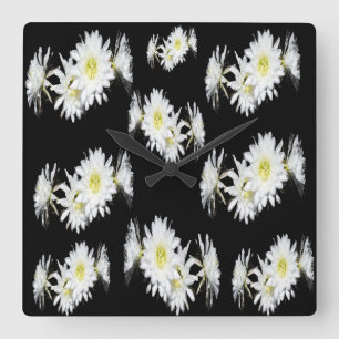 Mitternachtsblüten: Weiße Kakteen-Blume auf Schwar Quadratische Wanduhr